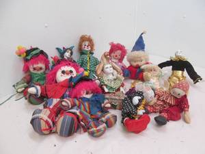 lot 122 image: clown figures