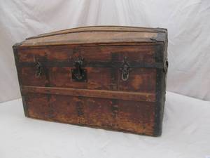 lot 101 image: travel chest