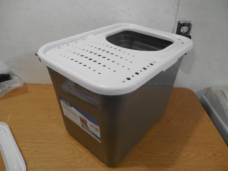 lot 57 image: Petmate Top Entry Litter Pan