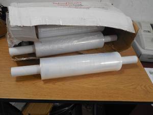 lot 28 image: 15 x 1000 80 ga Hand StretchShrink Film Roll with Extended Handles, Clear (Pack of 4)