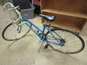 lot 205 image: VINTAGE SCHWINN SPRINT  BICYCLE