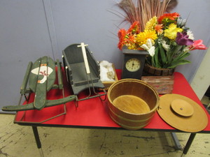 lot 403 image: COUNTRY-STYLE DECOR, VINTAGE SLEDS, CLOCK, BUCKET, VASE, MORE