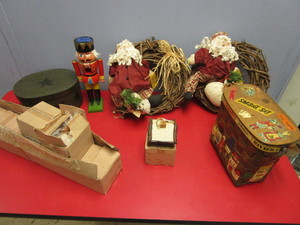 lot 404 image: CABIN CHRISTMAS TREE ORNAMENTS, SANTA WREATHS, NUTCRACKER, EUROPEAN-THEMED BASKET