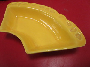 lot 418 image: DECORATIVE POTTERY DISHES, BOWL