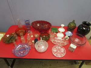 lot 421 image: ASSORTED DECORATIVE GLASSWARE, DISHES, BOWLS, GLASSES, MORE