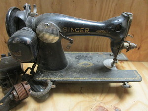 lot 422 image: VINTAGE SINGER SEWING MACHINE MODEL 15