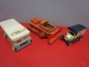 lot 425 image: VINTAGE BULLDOZER TOY, OTHER VINTAGE-STYLE TOY VEHICLES