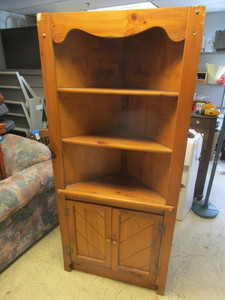 lot 454 image: PINE CORNER HUTCH