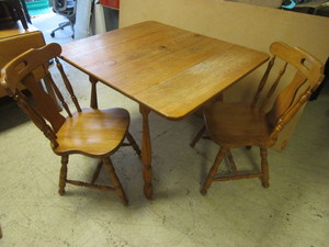 lot 457 image: SOLID OAK TABLE, WITH DROP-DOWN LEAFS, AND OAK CHAIRS