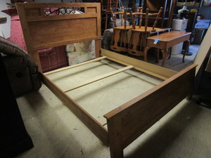 lot 460 image: PERDUE WOODWORKS QUEEN BED