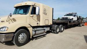 lot 3 image: 2007 Freightliner Columbia CL120 Sleeper Semi Tractor Truck