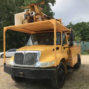 lot 5 image: 2003 International 4400 Digger Derrick and Bucket Truck With Bucket
