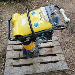 lot 28 image: Loncin Model RM196LC Jumping Jack Plate Packer