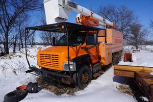 lot 7 image: 2005 GMC C7500 Single Axle wTerex Hi Ranger XT55 Bucket Truck  Tree Truck