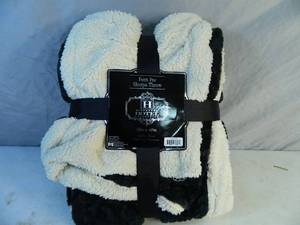 lot 27 image: New Sherpa Throw