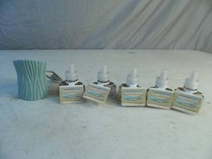 lot 47 image: New Yankee Candle Plug In and 5 Yankee Refills