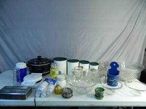 lot 101 image: Tupperware Canisters and Kitchen Items