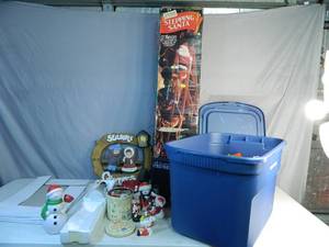 lot 114 image: Vintage Stepping Santa and Christmas Decor