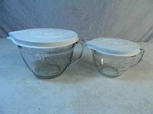 lot 124 image: 2 Large Glass Pampered Chef Measuring Cups with Lids