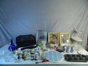 lot 141 image: Vintage Items, Salt and Peppers, and More