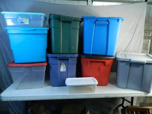 lot 144 image: 9 Assorted Totes with Lids