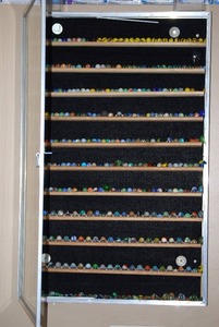 lot 2 image: Marble Display case 34 x 22