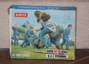 lot 36 image: Antique Airfix H0-00 scale model kit in box