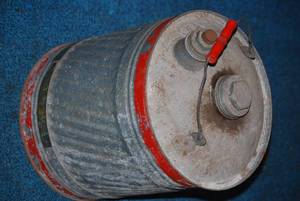 lot 75 image: 5 gallon & 1 gallon metal gas cans matching