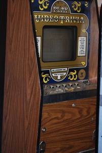 lot 24 image: Play Video Trivia upright full size arcade