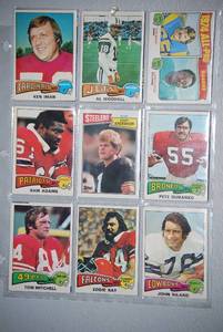 lot 47 image: old 70s football cards