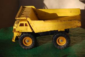 lot 15 image: Vintage Remco metal dump truck