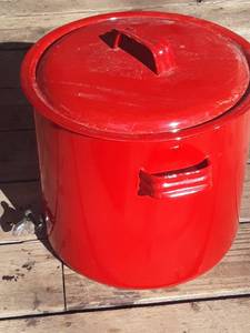 lot 103 image: Beverage bucket with lid