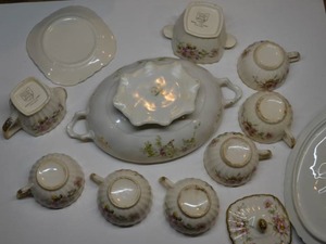 lot 88 image: Collectors China Set