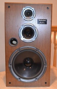 lot 11 image: vintage Technics tower speakers SB-CR77