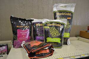 lot 75 image: 5 Bags of Black Gold Potting Soil Mixes for Flowers and Vegetables