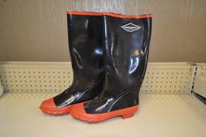 lot 41 image: Diamondback Rubber Boots Size 7