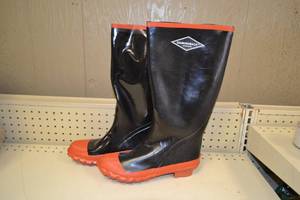 lot 42 image: Diamondback Rubber Boots Size 8