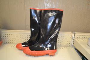 lot 43 image: Diamondback Rubber Boots Size 9
