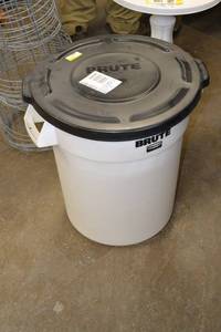 lot 110 image: Brute 20 Gallon Feed and Seed Plastic Barrel
