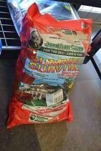 lot 18 image: Jonathan Green Insect and Fertilizer Bag - Summer Survival