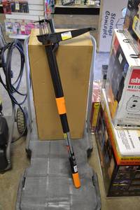 lot 176 image: Fiskars Stand Up Weeder