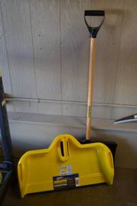 lot 174 image: Snow Shovel and Huge Dust Pan - 24