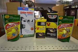 lot 218 image: Assorted Mouse and Rat Traps  Repellents