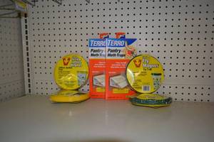 lot 254 image: Yellow Jacket, Moth and Fly Traps