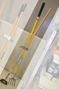 lot 191 image: Fiberglass Handle Garden Cultivator and Wood Handle Hoe