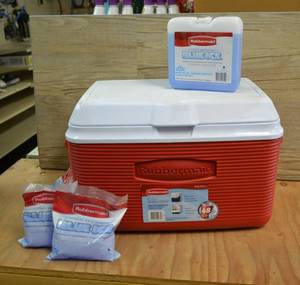 lot 324 image: Rubbermaid 34 Qt Cooler and (6) Ice Packs