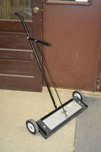 lot 2341 image: 24 Magnet Source Magnet Sweeper w Release