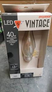 lot 1203 image: (8) Vintage Style B10 Light Bulbs - 2 Styles