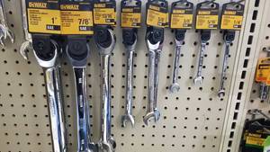 lot 1979 image: (12) DeWalt Combination Ratcheting Wrenches - Standard