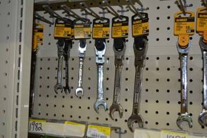 lot 1980 image: (6) DeWalt Combination Ratcheting  Flex Head Wrenches - Standard